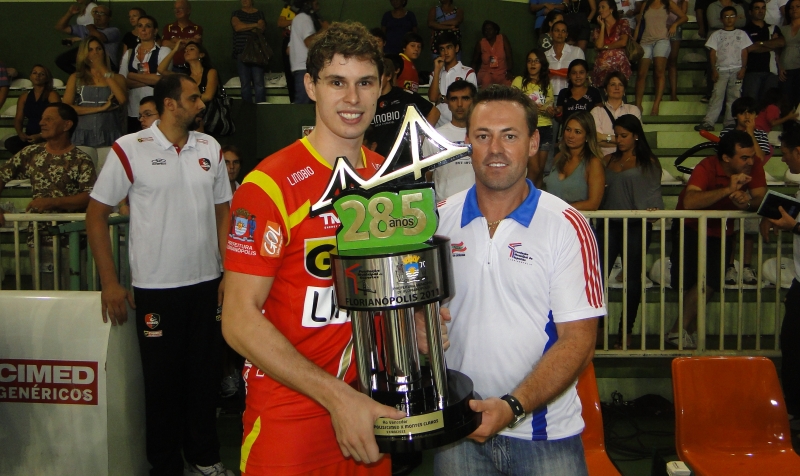 Troféu 285 anos de Florianópolis foi entregue no jogo da Superliga de Voleibol.