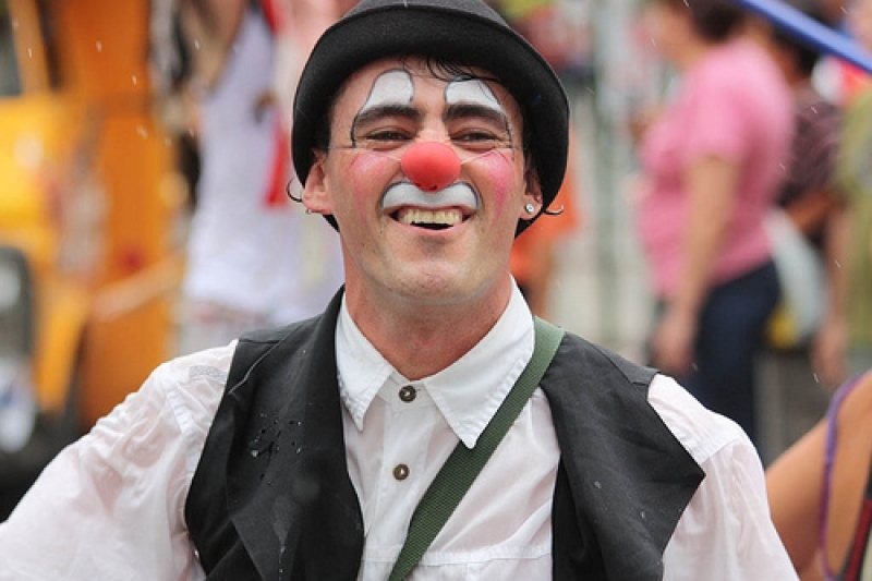 Domingo é Dia de Teatro com o palhaço Leleco