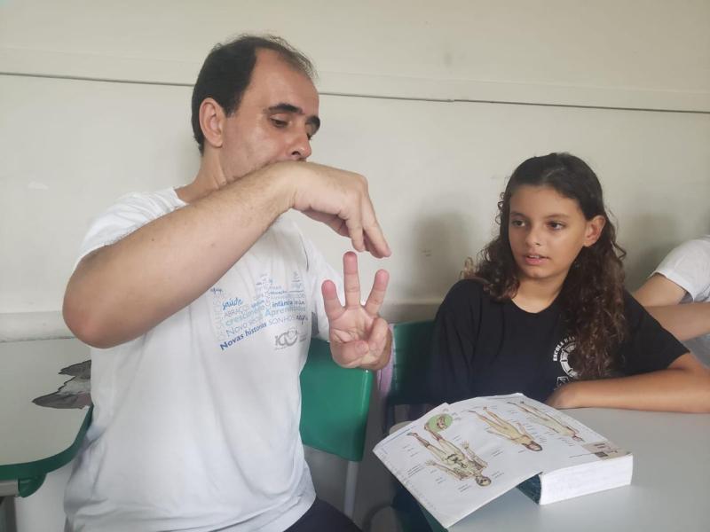 Libras: ferramenta de inclusão nas escolas e creches  de Florianópolis