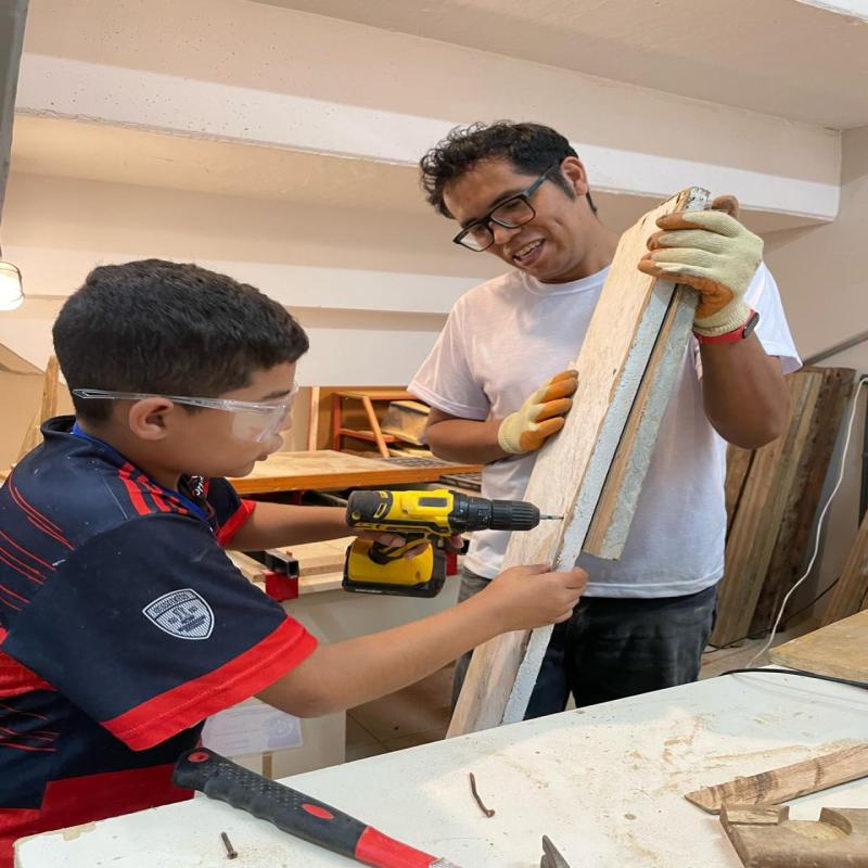 Marcenaria em escola da rede municipal de Florianópolis desenvolve habilidades práticas e criativas com estudantes