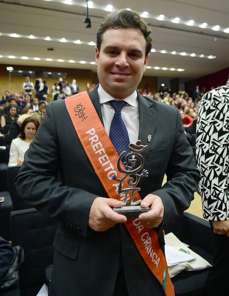 Prefeito recebe prêmio 'Amigo da Criança'