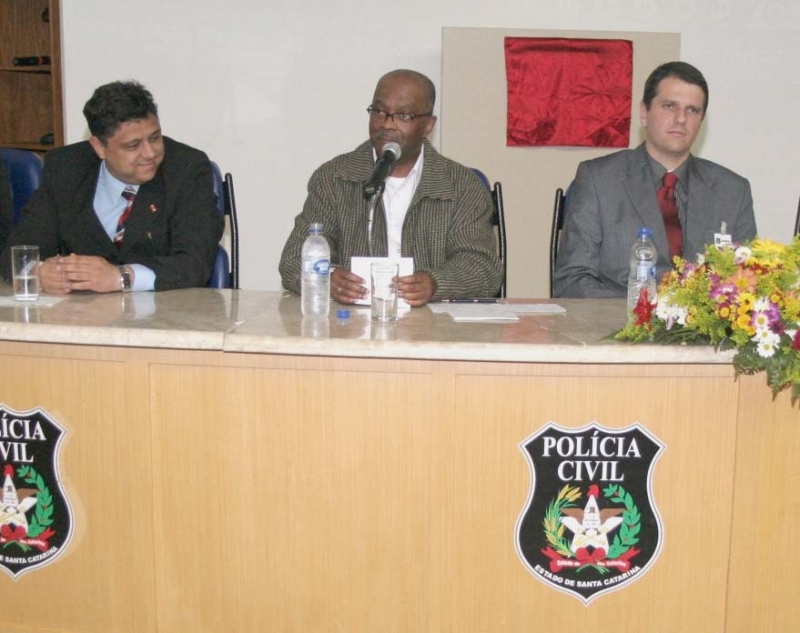 Márcio de Souza participa de aula inaugural sobre racismo na Acadepol 