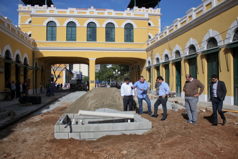 Prefeito vistoria as obras do Mercado Público