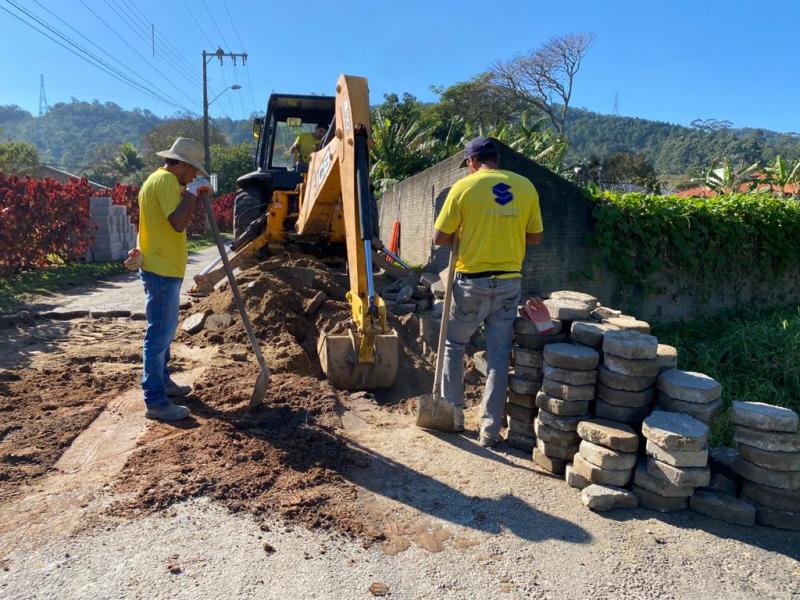 Pontilhão na Vargem Pequena recebe obras de infraestrutura