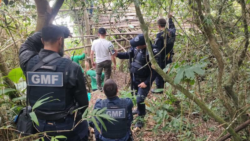 PMF realiza demolição de obra irregular e desmonte de acampamento clandestino