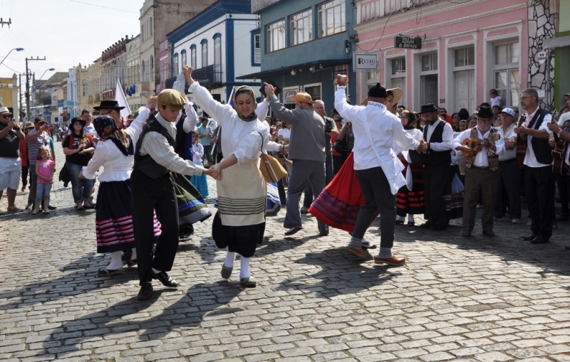 Desfile no Centro Histórico divulga festa açoriana