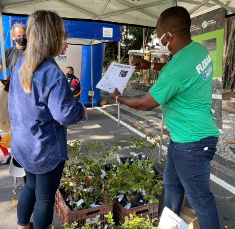 Floram comparece à Feira de Cascaes com distribuição de mudas nativas