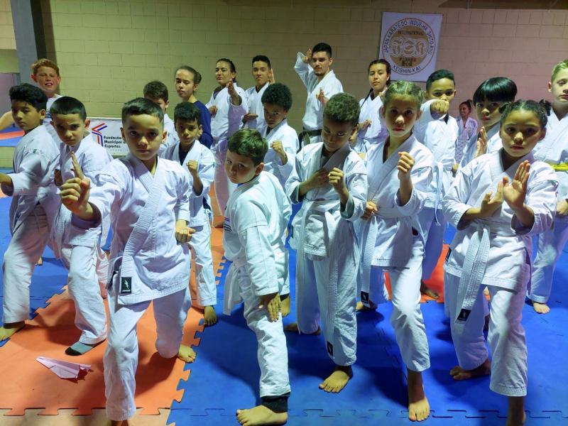 Estudantes da oficina de karatê do Bairro Educador participam de exame de graduação