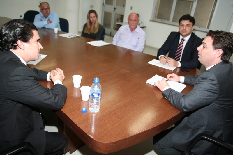 Prefeito e Procurador-Geral se reúnem com o presidente do sindicato dos taxistas.