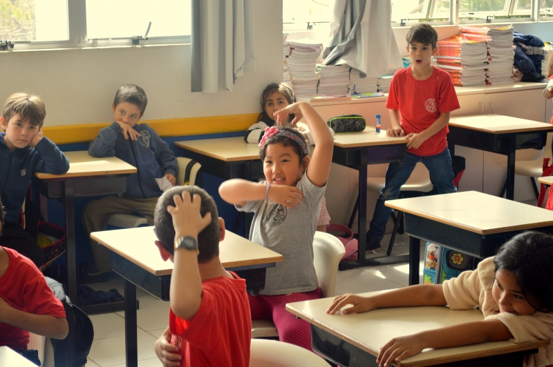 Libras ajuda alunos a 'falar' com colega surda