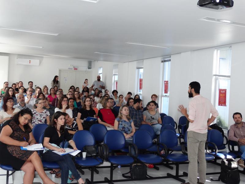 Profissionais da saúde participam de workshop sobre HIV/AIDS