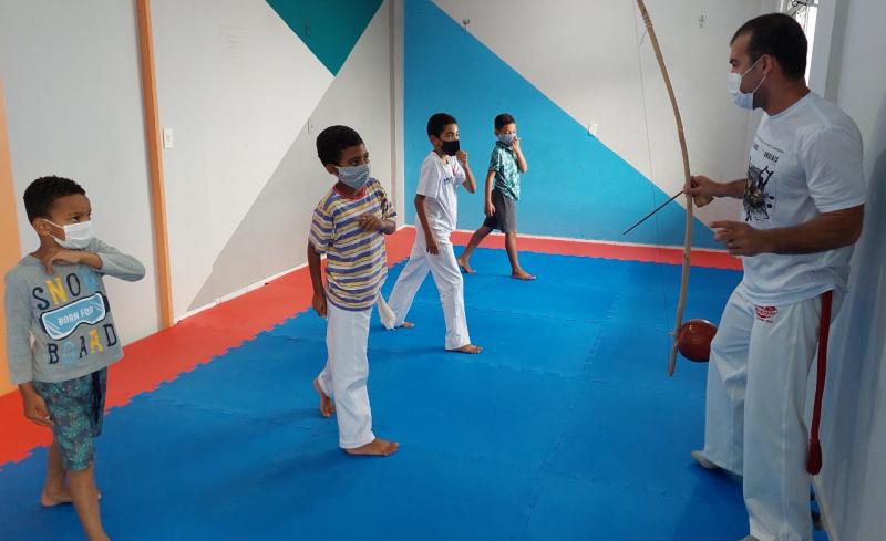 No gingado da Capoeira, Henrique e Sansão aprendem sobre companheirismo e concentração