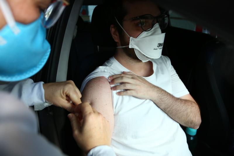 Florianópolis segue vacinando adolescentes, aplicando D2 e reforço 
