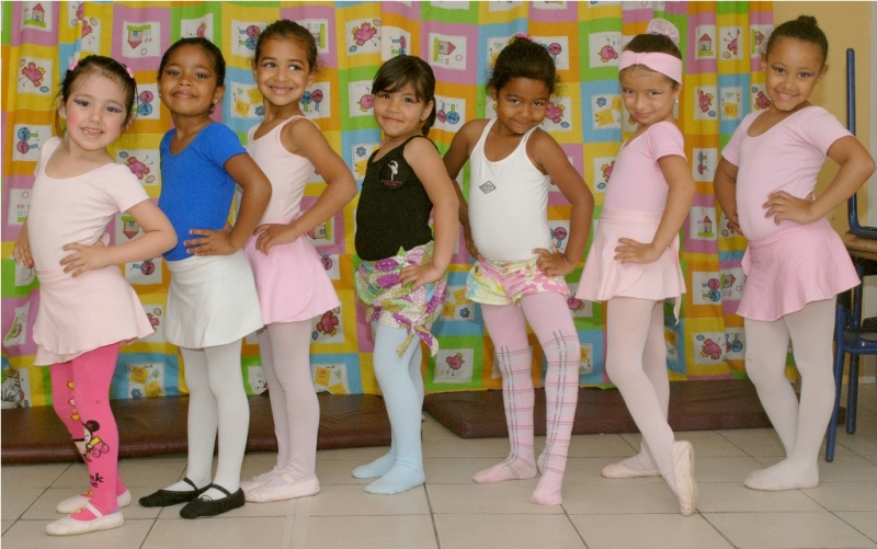 Leveza inocente: Creche Nossa Senhora de Lurdes organiza aulas de balé