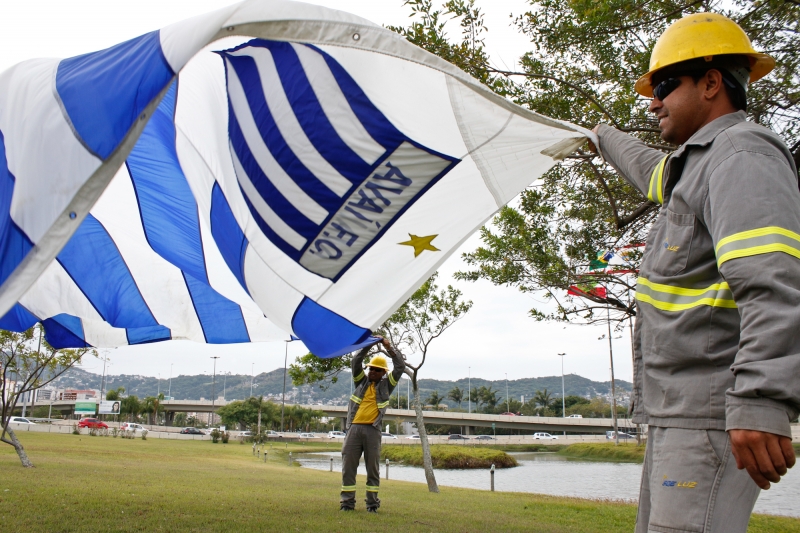 Bandeira do Avaí hasteada na entrada da Ilha