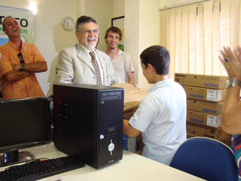 Alunos da SME recebem microcomputadores do Instituto Contato  