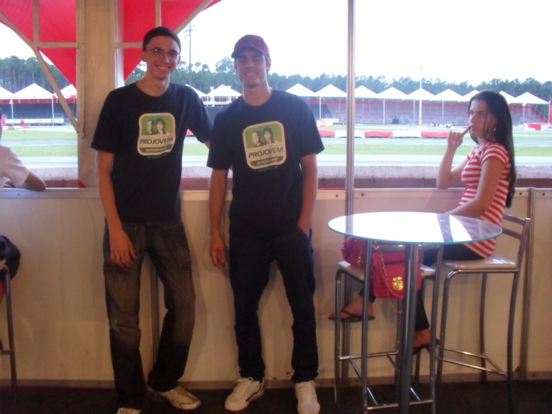 Participantes do Projovem acompanham treino do Desafio das Estrelas no Kartódramo 