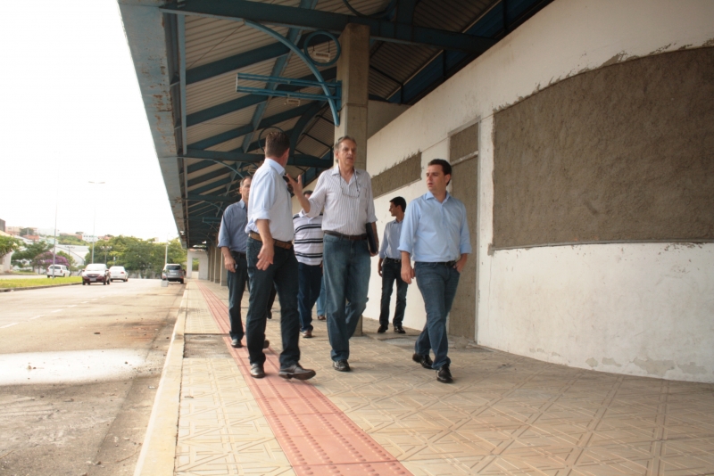Prefeito vistoria terminal desativado em Capoeiras