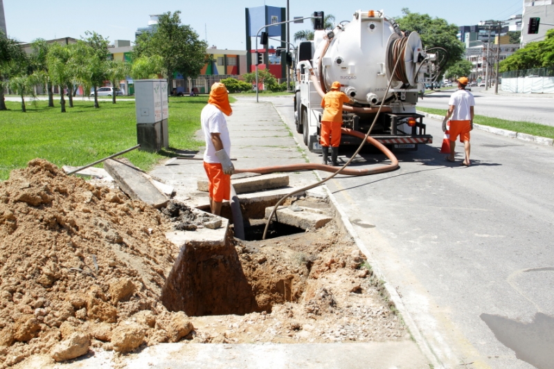 Obras de drenagem tentam conter alagamentos