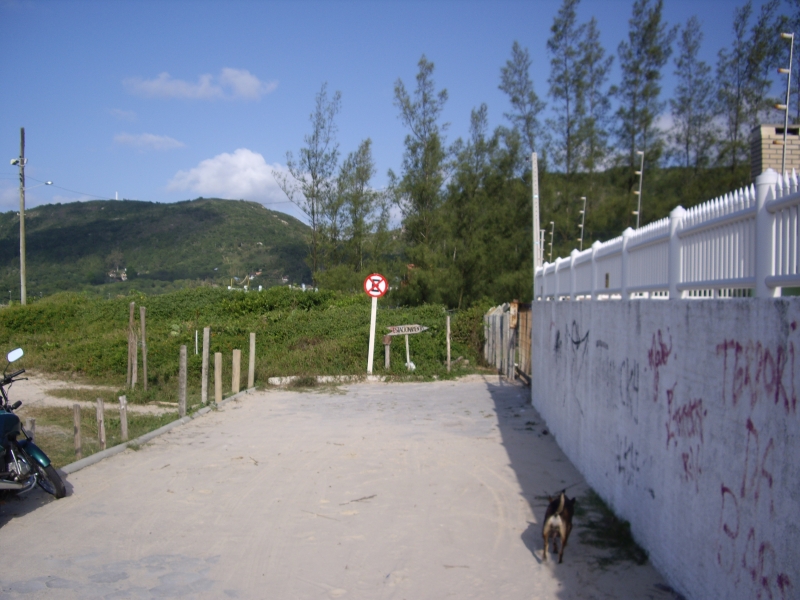 Floram fiscaliza demolição educativa na Barra da Lagoa