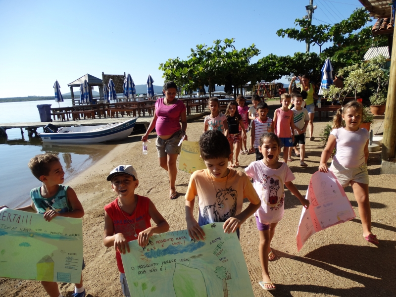 Alunos cantam e fazem passeata contra o Aedes