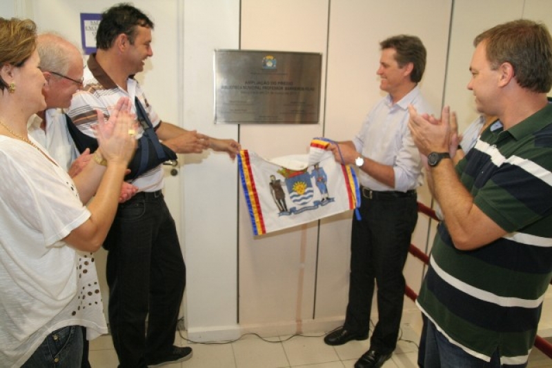 Prefeito entrega reforma da Biblioteca Professor Barreiros Filho