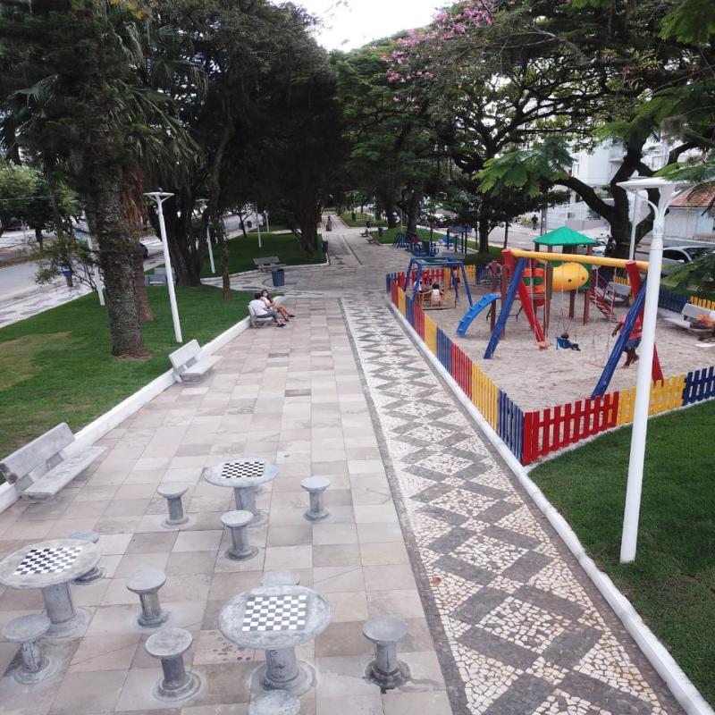 Prefeitura entrega reforma da Praça Olívio Amorim com arte de Hassis