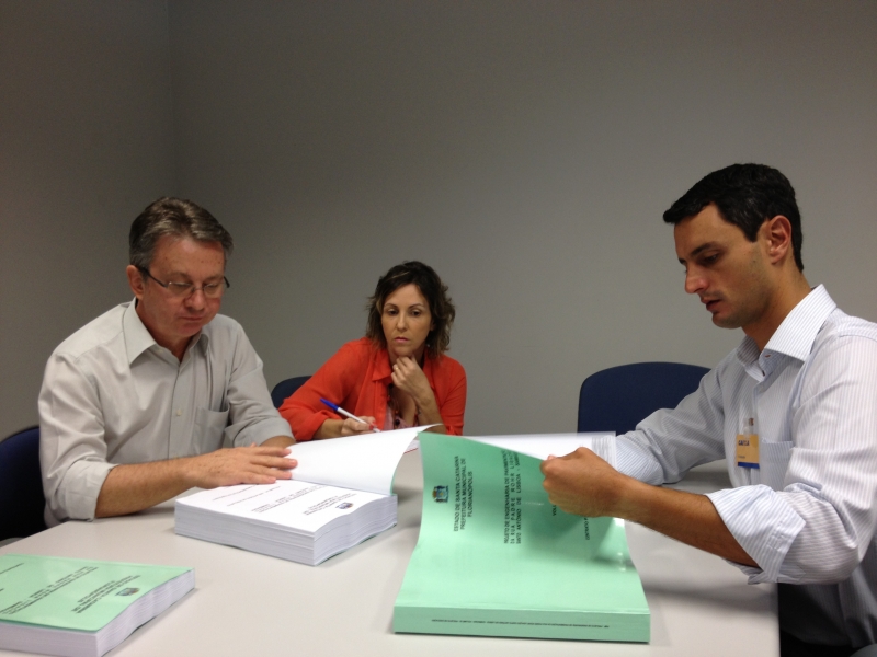 Projeto de pavimentação da Rua Padre Rohr é entregue na Caixa Econômica Federal