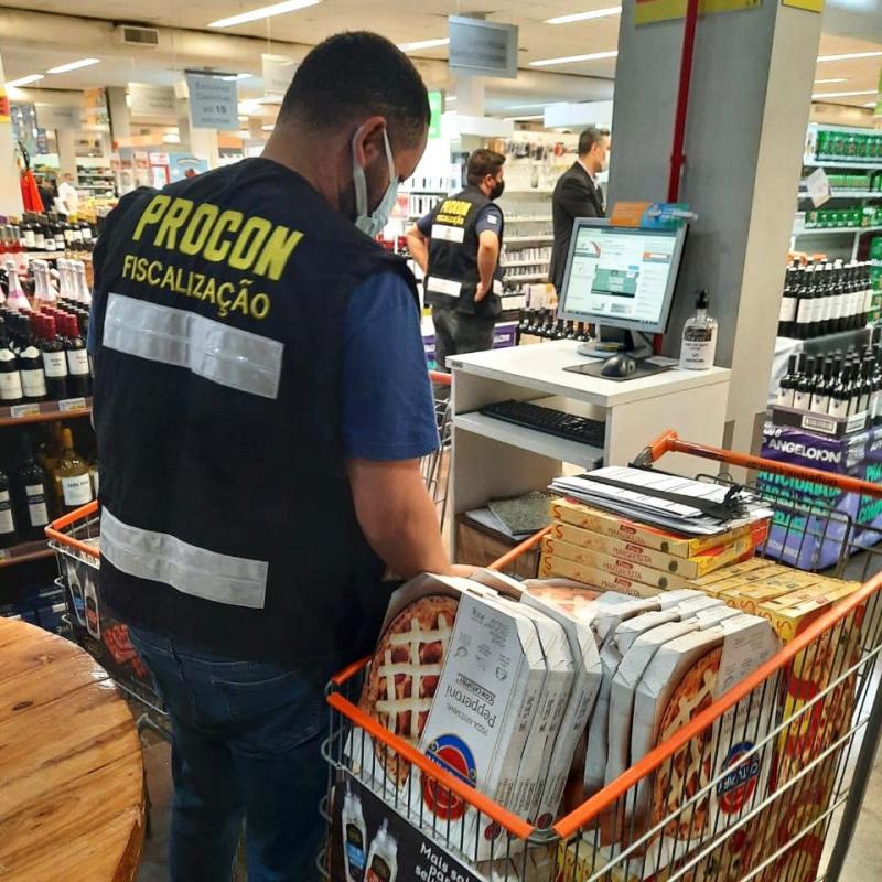 Procon apreende mais de 130kg de alimentos em supermercado 