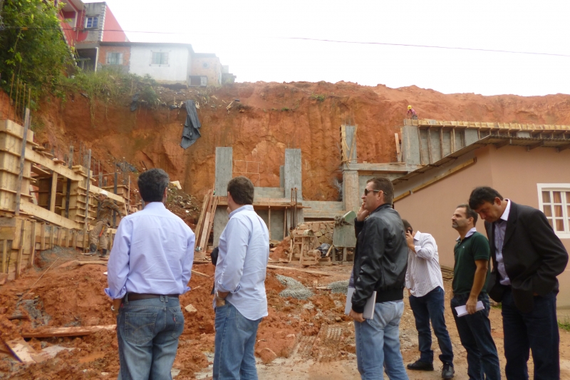 Integração entre secretarias promove monitoramento de obras de contenção no Monte Cristo