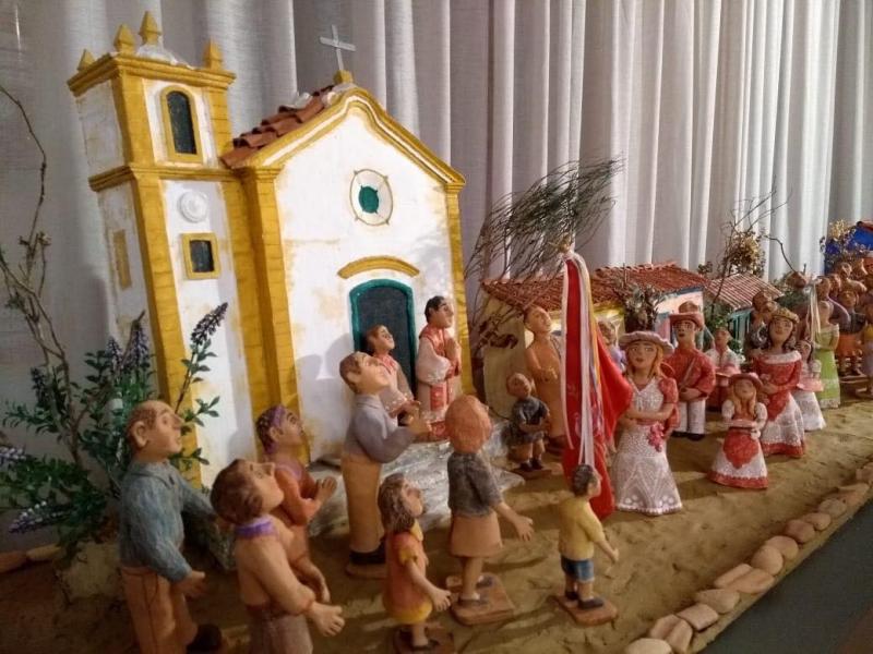 Exposição de cerâmica figurativa faz homenagem ao Ciclo do Divino