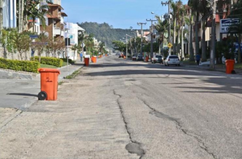 Prefeito entrega ordens de serviço para recuperar vias