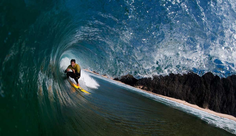 Campeão de surfe visita alunos da rede