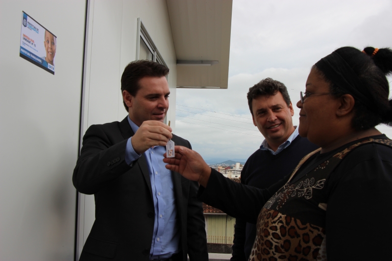 Prefeitura entrega cinco novas moradias no Maciço