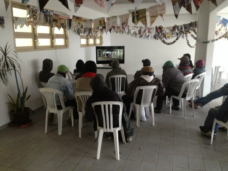 Sessão de cinema para os moradores de rua