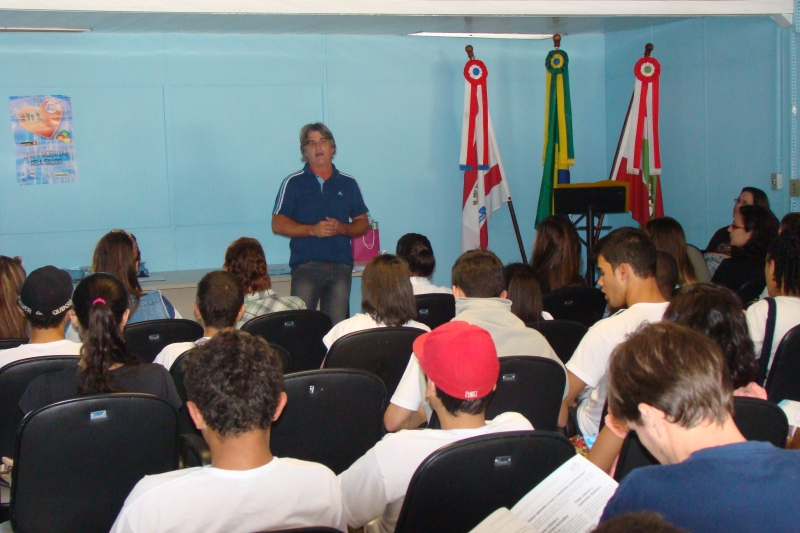Coordenadoria Municipal da Juventude promove palestra sobre drogas e violência 