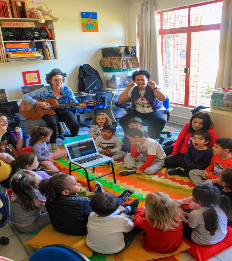 Crianças de creche fazem animação de desenho, dançam e gravam podcast