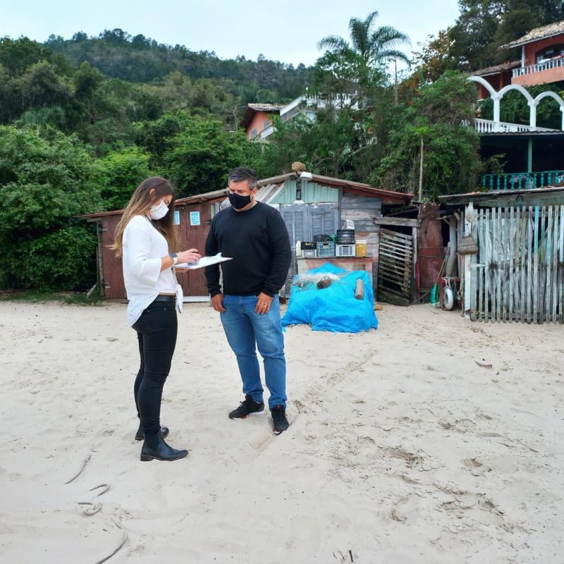 Equipe realiza vistorias em ranchos de pesca da ilha