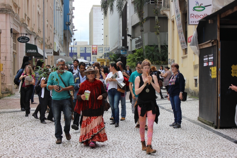 Grupo de teatro faz plantio de Pitangueira