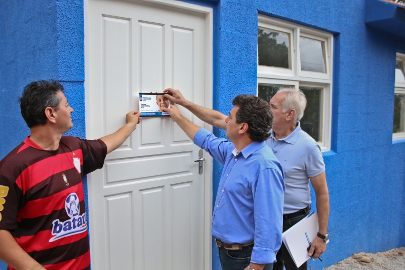Prefeitura entrega duas casas às portas do Natal