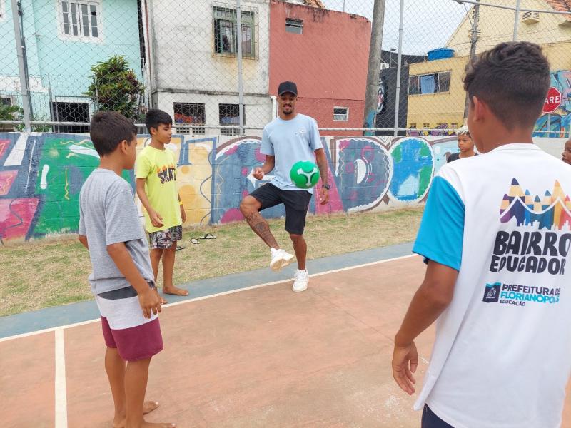 Prefeito Gean Loureiro e jogador do Santos, Luiz Felipe, participam de festa do Bairro Educador