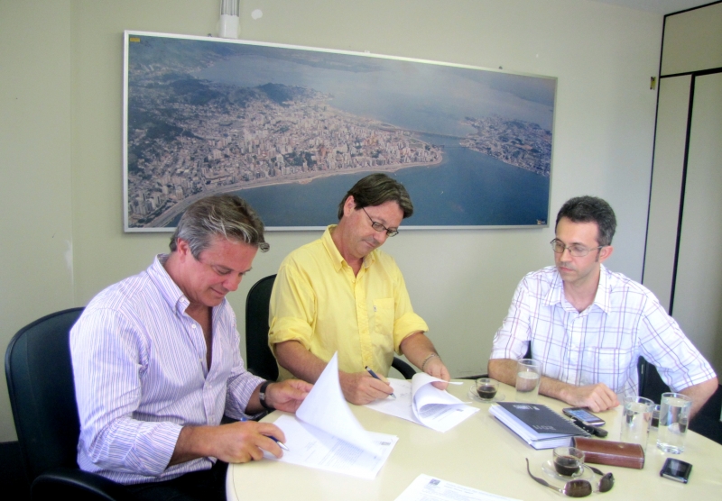 Lumis Construtora assina termo para fazer o plantio de 25 mudas