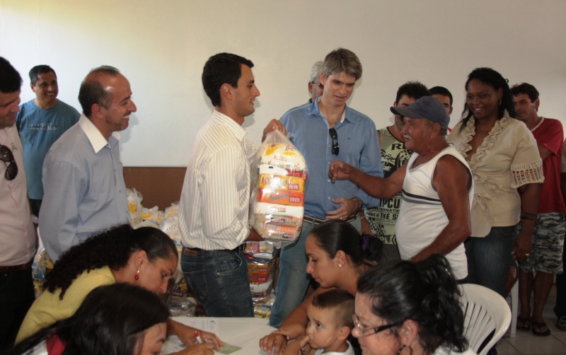 Prefeitura entrega cestas básicas na Tapera