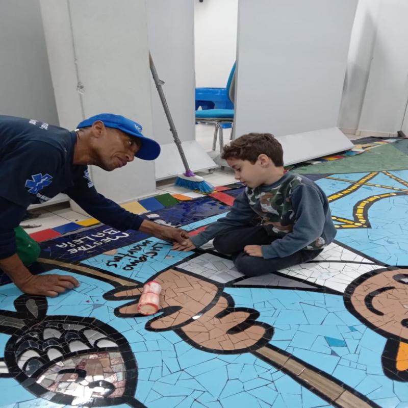 “Ladrilhando com mosaico” aproveita materiais descartáveis para produzir arte