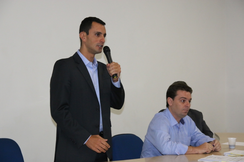 Prefeito licencia-se e vai à Colômbia e aos EUA
