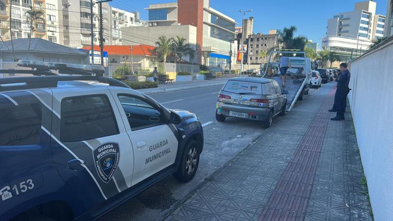 Guarda Municipal remove carros abandonados das vias públicas durante a Operação Lata Velha
