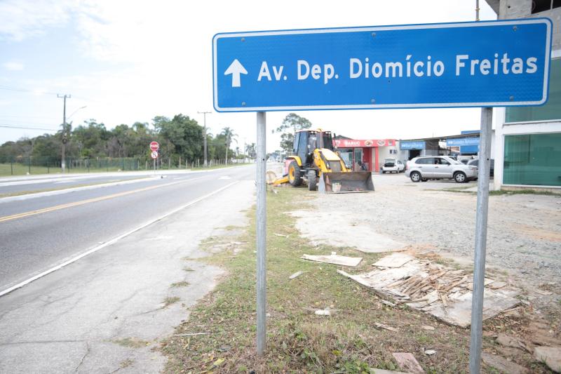 Avenida Diomício Freitas, a geral do Carianos, passa por revitalização