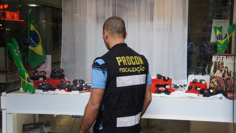 Procon fiscaliza vitrines e autua oito lojas 
