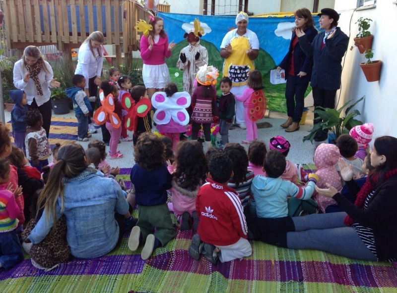 Alunos de creche dramatizam livro infantil