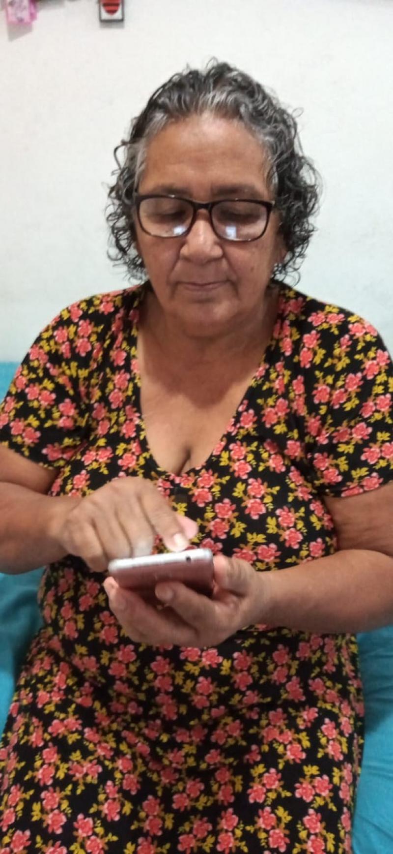 Estudante da EJA “dá pulo de alegria” ao aprender mexer com Whatsapp